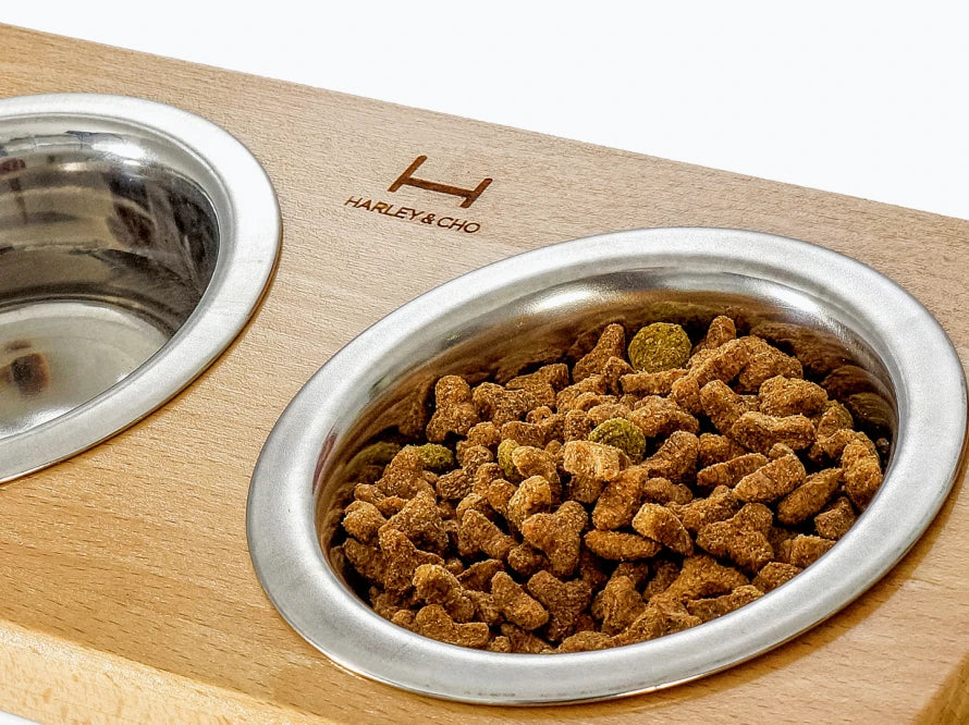 LUNCH BAR Hundenapf / Holz Napfständer mit zwei Edelstahlnäpfen für kleine Hunde / weißer Metallrahmen