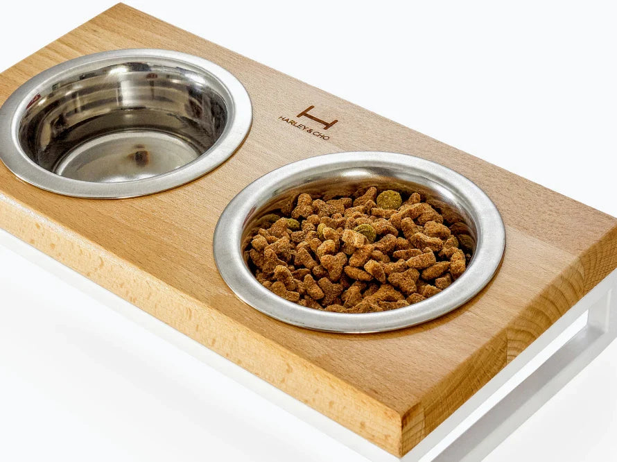 LUNCH BAR Hundenapf / Holz Napfständer mit zwei Edelstahlnäpfen für kleine Hunde / weißer Metallrahmen