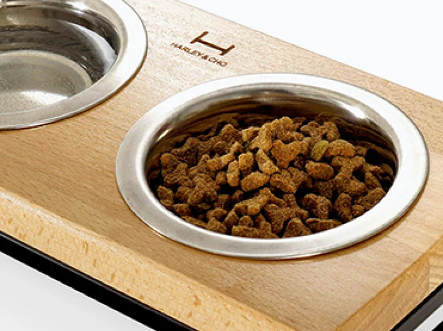 LUNCH BAR Hundenapf / Holz Napfständer mit zwei Edelstahlnäpfen für kleine Hunde / schwarzer Metallrahmen
