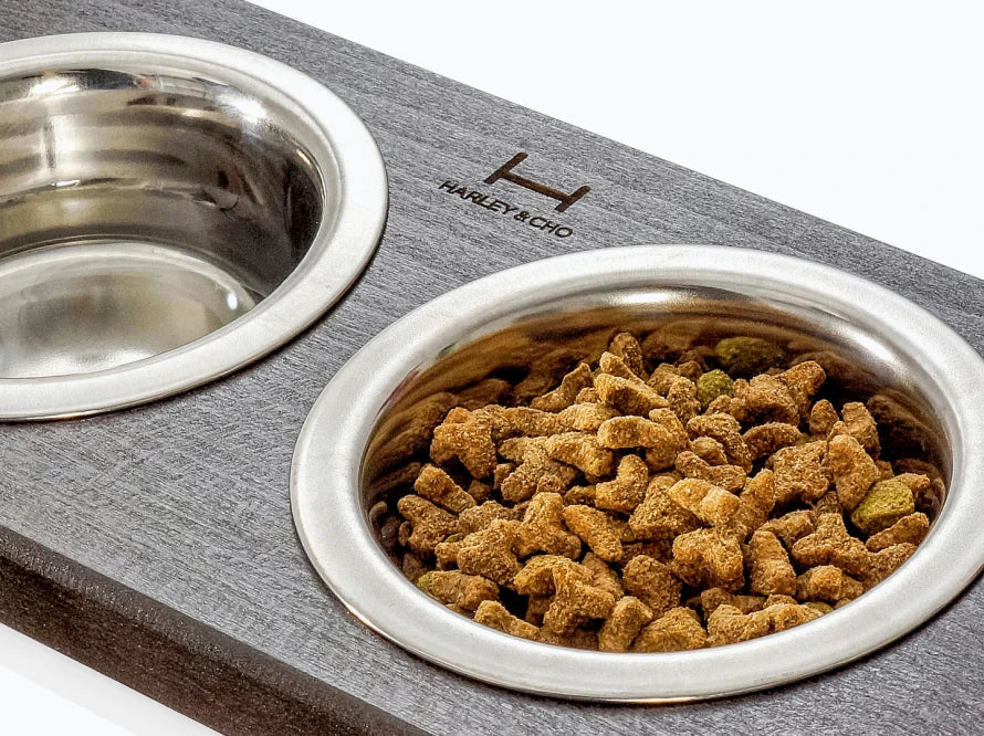 LUNCH BAR Katzennapf / Holz Napfständer mit zwei Edelstahlnäpfen für Katzen / weißer Metallrahmen