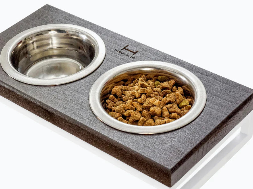 LUNCH BAR Hundenapf / Holz Napfständer mit zwei Edelstahlnäpfen für kleine Hunde / weißer Metallrahmen