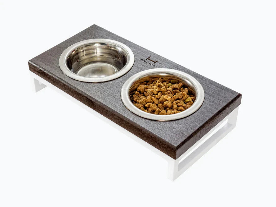LUNCH BAR Katzennapf / Holz Napfständer mit zwei Edelstahlnäpfen für Katzen / weißer Metallrahmen