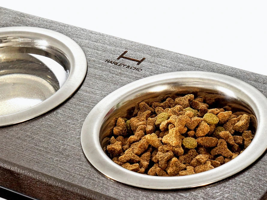 LUNCH BAR Hundenapf / Holz Napfständer mit zwei Edelstahlnäpfen für kleine Hunde / schwarzer Metallrahmen