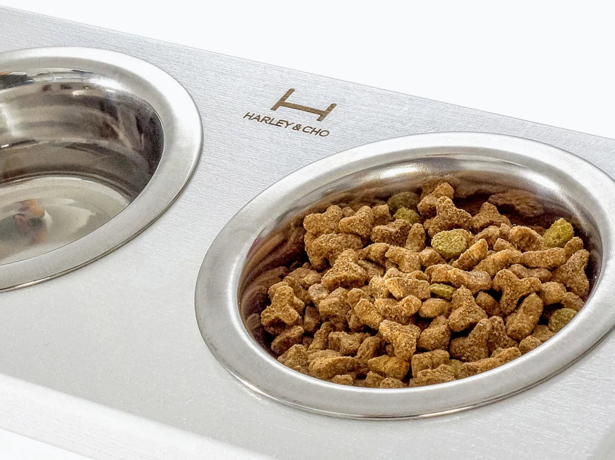 LUNCH BAR Hundenapf / Holz Napfständer mit zwei Edelstahlnäpfen für kleine Hunde / weißer Metallrahmen