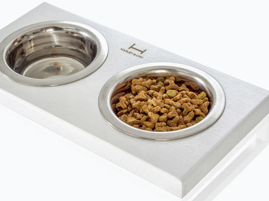 LUNCH BAR Hundenapf / Holz Napfständer mit zwei Edelstahlnäpfen für kleine Hunde / weißer Metallrahmen
