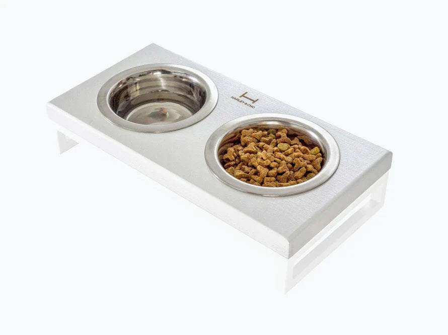 LUNCH BAR Katzennapf / Holz Napfständer mit zwei Edelstahlnäpfen für Katzen / weißer Metallrahmen