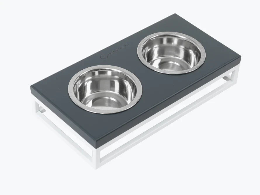 LUNCH BAR Hundenapf / Holz Napfständer mit zwei Edelstahlnäpfen für kleine Hunde / weißer Metallrahmen