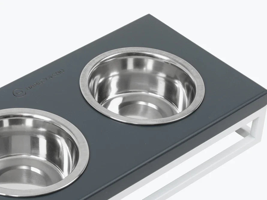 LUNCH BAR Hundenapf / Holz Napfständer mit zwei Edelstahlnäpfen für kleine Hunde / weißer Metallrahmen