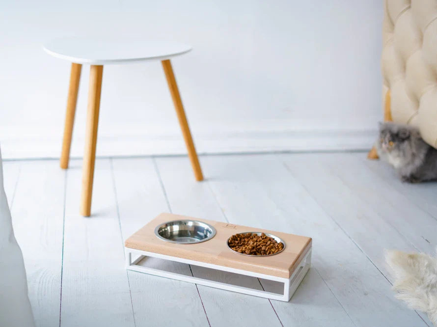 LUNCH BAR Katzennapf / Holz Napfständer mit zwei Edelstahlnäpfen für Katzen / weißer Metallrahmen