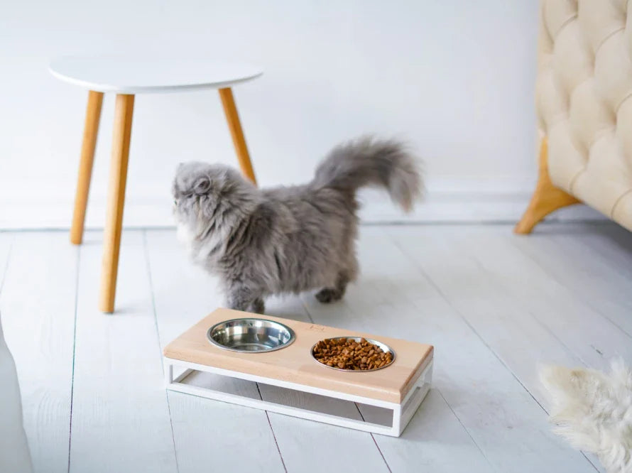 LUNCH BAR Katzennapf / Holz Napfständer mit zwei Edelstahlnäpfen für Katzen / weißer Metallrahmen