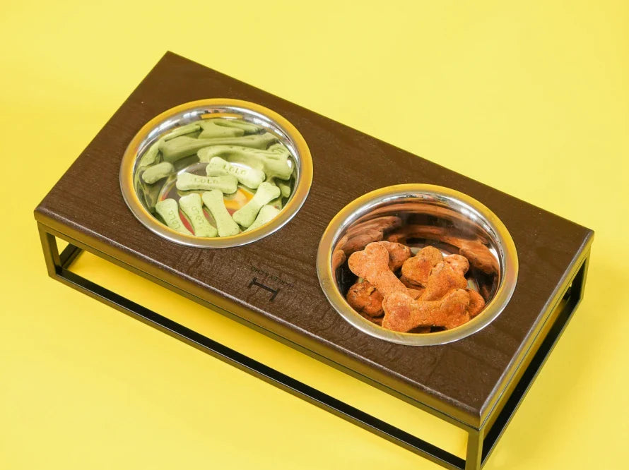 LUNCH BAR Hundenapf / Holz Napfständer mit zwei Edelstahlnäpfen für kleine Hunde / schwarzer Metallrahmen